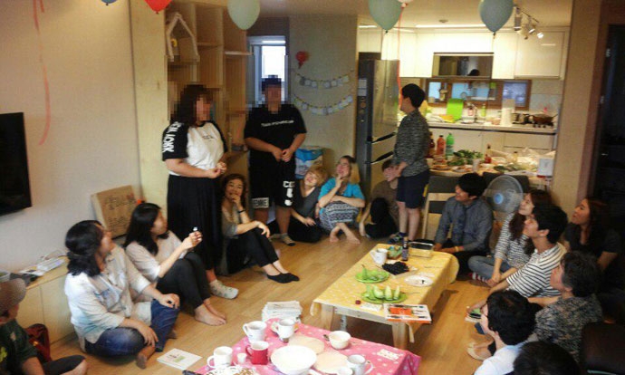 청소년자립팸 ‘이상한나라’ 출국 비정상회담 모습. 제공 움직이는청소년센터 엑시트 청소년자립팸 ‘이상한나라’ 출국 비정상회담 모습. 제공 움직이는청소년센터 엑시트