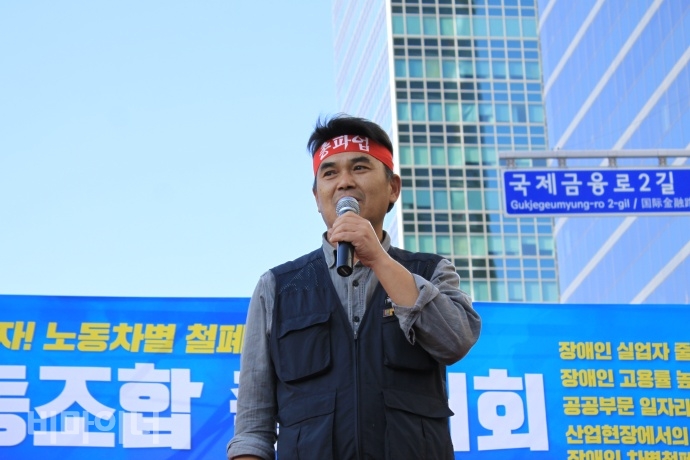 이태의 전국공공운수사회서비스노조 부위원장이 발언을 하고 있다. 사진 이가연