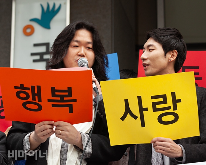 성소수자 1,056명이 동성혼∙파트너십 권리를 요구하며 13일, 국가인권위원회에 집단 진정 기자회견을 열었다. 진정인 소성욱(왼쪽) 씨와 김용민(오른쪽) 씨가 마이크를 번갈아 가며 발언하는 모습. 사진 박승원
