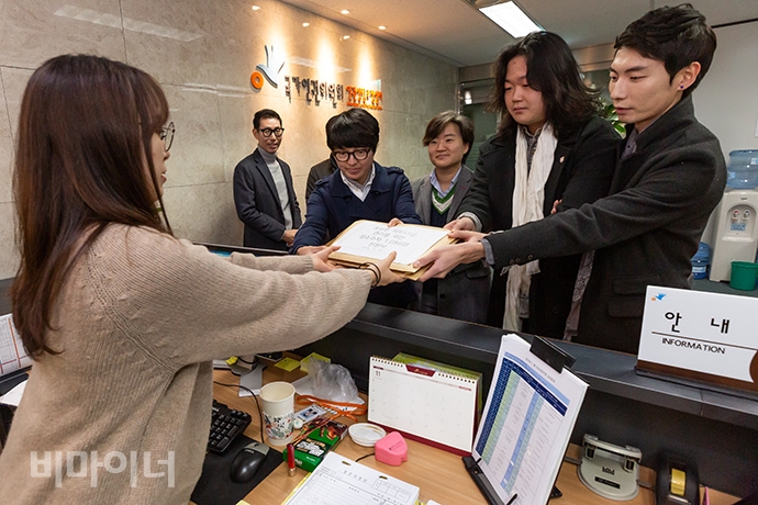 기자회견을 마친 이들은 인권위에 ‘동성혼∙파트너십 권리를 위한 성소수자 1,056명 진정서’를 제출했다. 오른쪽부터 왼쪽 방향으로 진정인 김용민, 소성욱, 장서연, 윤화영 씨다. 사진 박승원