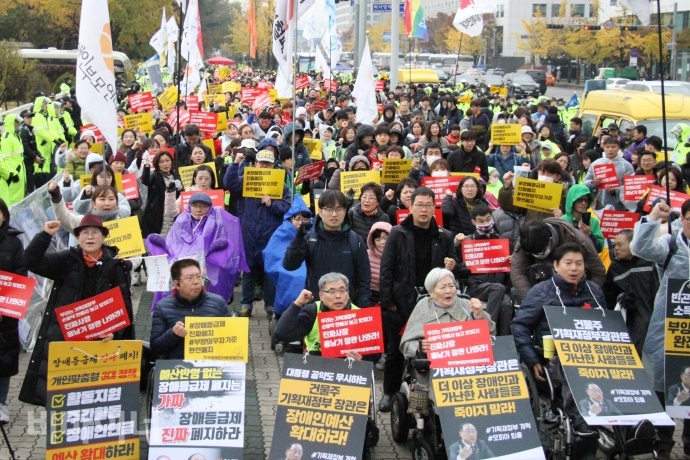 15일, 여의도 국회의사당 앞에서 전국장애인차별철폐연대 외 5개의 장애단체가 모여 장애등급제 및 부양의무자기준 완전 폐지를 위한 2020년 예산쟁취 전국결의대회를 열었다. 사진 이가연 15일, 여의도 국회의사당 앞에서 전국장애인차별철폐연대 외 5개의 장애단체가 모여 장애등급제 및 부양의무자기준 완전 폐지를 위한 2020년 예산쟁취 전국결의대회를 열었다. 사진 이가연