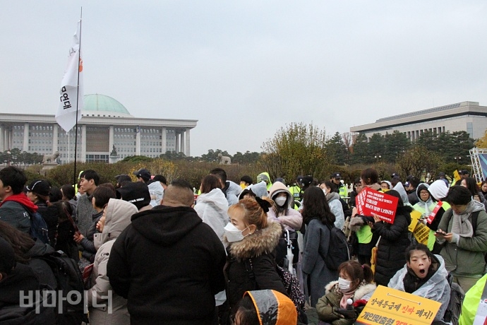 이날 결의대회에 참석한 사람들이 국회 앞에 모여 있다. 사진 이가연 15일, 비가 오는 궂은 날씨 속에 결의대회에 참석한 사람들이 국회 앞에 모여 있다. 사진 이가연