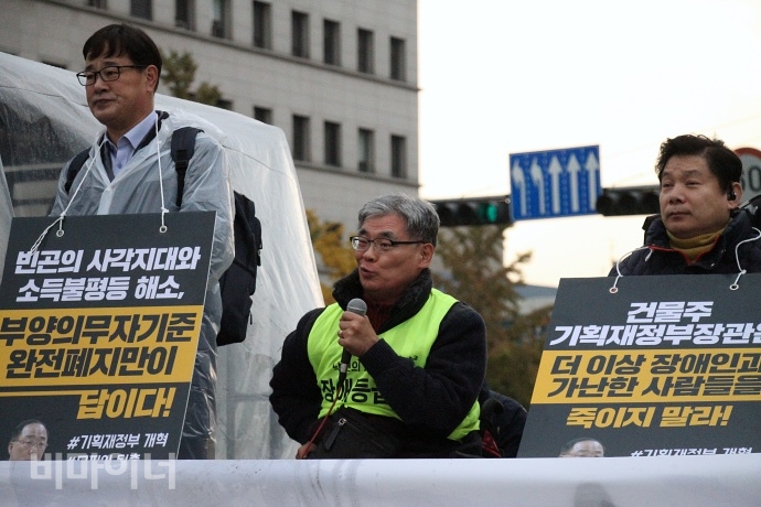 변경택 한국뇌병변장애인인권협회 회장이 결의대회에서 투쟁 발언을 하고 있다. 사진 이가연 변경택 한국뇌병변장애인인권협회 회장이 결의대회에서 투쟁 발언을 하고 있다. 사진 이가연