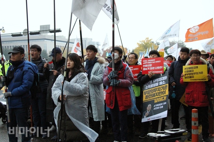 15일, 국회 앞에서 결의대회를 마치고 장애단체들이 자유한국당 당사를 향해 행진을 하고 있다. 사진 이가연 15일, 국회 앞에서 결의대회를 마치고 장애단체들이 자유한국당 당사를 향해 행진하고 있다. 사진 이가연