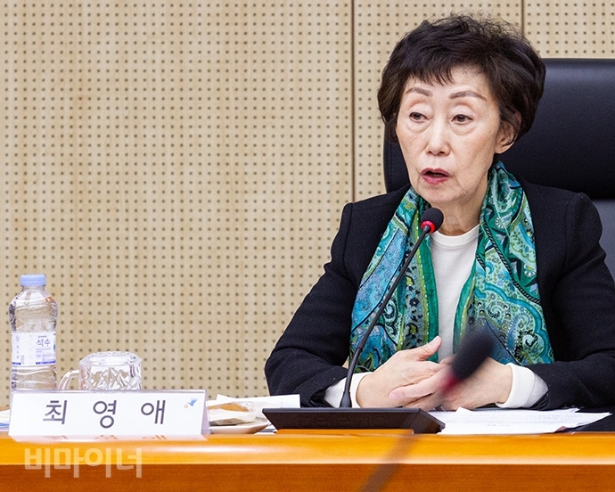 최영애 국가인권위원회 위원장이 2월 26일 인권위 14층 전원위원회 회의실에서 열린 '혐오차별 대응 특별추진위원회' 출범식에서 발언하고 있는 모습. 사진 박승원 