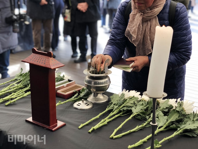 가난으로 세상을 떠난 ‘성북 네모녀’를 추모하는 시민들. 사진 강혜민 가난으로 세상을 떠난 ‘성북 네모녀’를 추모하는 시민들. 사진 강혜민