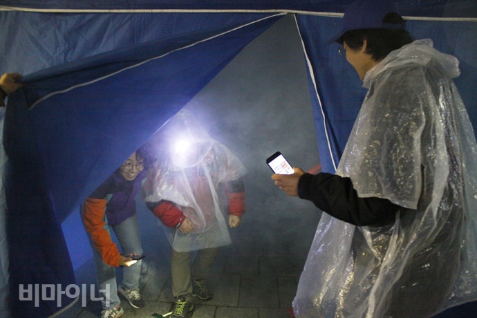 지난 15일 리슨투더시티 재난대비 워크숍 ‘누구도 남겨두지 않는다’ 시즌 2에서 마련한 재난대비 훈련 모습. 연기를 뚫고 도착한 노들야학 교사와 학생이 안도하고 있다. 사진 허현덕
