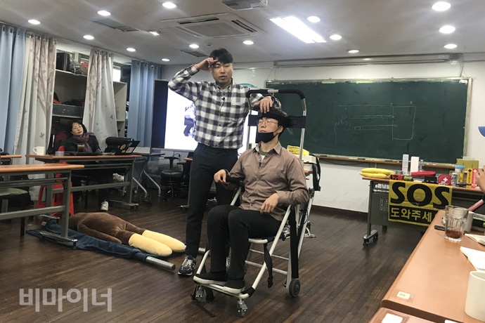 11일 리슨투더시티 재난대비 워크숍 ‘누구도 남겨두지 않는다’ 시즌 2에서 대피의자를 시연하고 있다. 사진 허현덕 11일 리슨투더시티 재난대비 워크숍 ‘누구도 남겨두지 않는다’ 시즌 2에서 대피의자를 시연하고 있다. 사진 허현덕