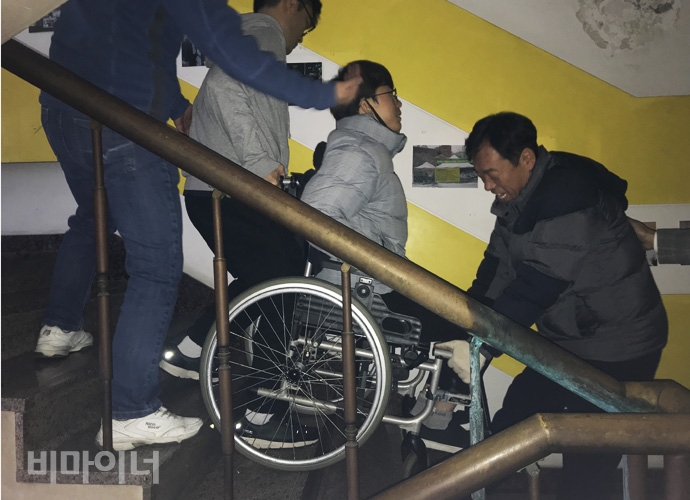 15일 노들장애인야학 계단에서 수동휠체어 대피 요령에 대한 실습이 이뤄졌다. 사진 허현덕 15일 노들장애인야학 계단에서 수동휠체어 대피 요령에 대한 실습이 이뤄졌다. 사진 허현덕
