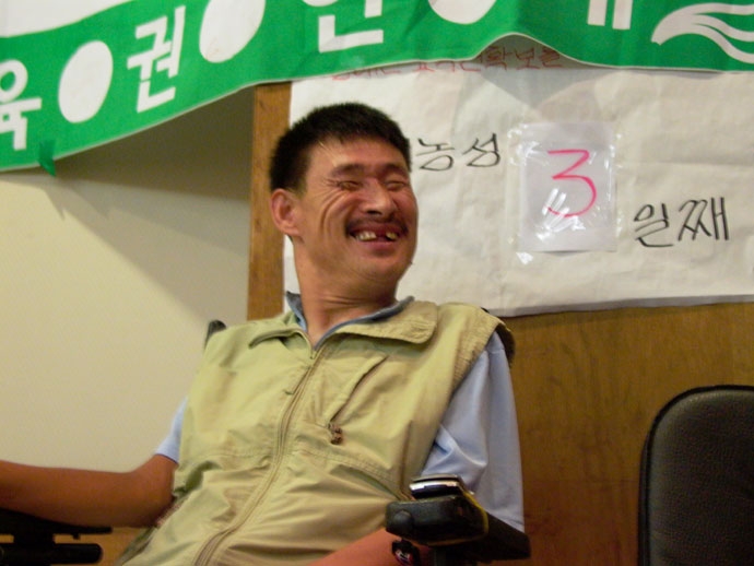 장애인 교육권 확보를 위해 2005년 7월, 인천시 교육감실 점거 농성 당시 박기연 열사의 모습. 뒤로 “농성 3일째”라는 문구가 보인다. 사진 인천뇌병변장애인인권협회 