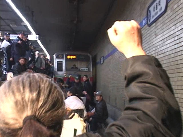 2000년대 초, 장애인들이 장애인이동권보장을 요구하며 지하철 선로를 점거한 모습. 다큐 ‘장애인이동권투쟁보고서-버스를 타자(박종필 감독)’ 캡처.