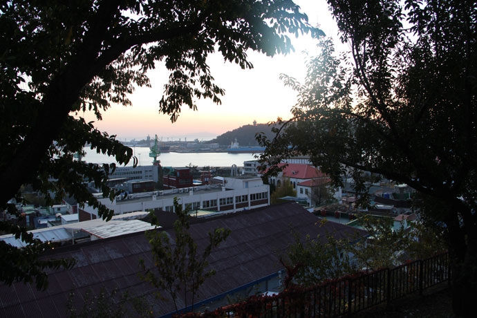 박기연 열사는 차이나타운 언덕 꼭대기에 있는 자유공원에 올라 자주 시간을 보내곤 했다. 해질녁 자유공원에서 바라본 인천항의 풍경. 사진 박희정 