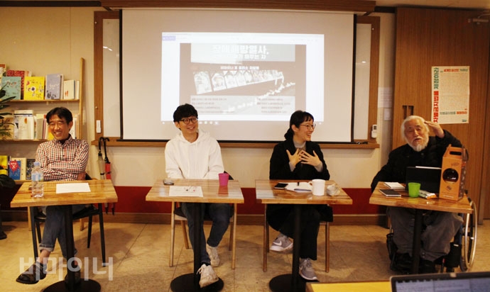 비마이너와 노들장애학궁리소는 지난 21일, 서울 종로구 동숭동 유리빌딩 4층 들다방에서 ‘장애해방열사, 죽어서도 여기 머무는 자’ 차담회를 열었다. 왼쪽에서부터 김도현 비마이너 발행인, 정창조 노들장애학궁리소 연구활동가, 홍은전 인권기록활동가, 박경석 노들장애인야학 교장. 사진 강혜민 