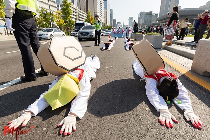 지난 2018년 10월 3일, 유엔이 정한 ‘세계 주거의 날’을 맞아 시민사회단체가 주거권 보장을 요구하며 서울 광화문광장에서 청와대까지 ‘집 없는 사람들의 달팽이 행진’을 펼쳤다. 사람들이 달팽이관을 매고 오체투지를 하고 있다. 사진 박승원 지난 2018년 10월 3일, 유엔이 정한 ‘세계 주거의 날’을 맞아 시민사회단체가 주거권 보장을 요구하며 서울 광화문광장에서 청와대까지 ‘집 없는 사람들의 달팽이 행진’을 펼쳤다. 사람들이 달팽이관을 매고 오체투지를 하고 있다. 사진 박승원