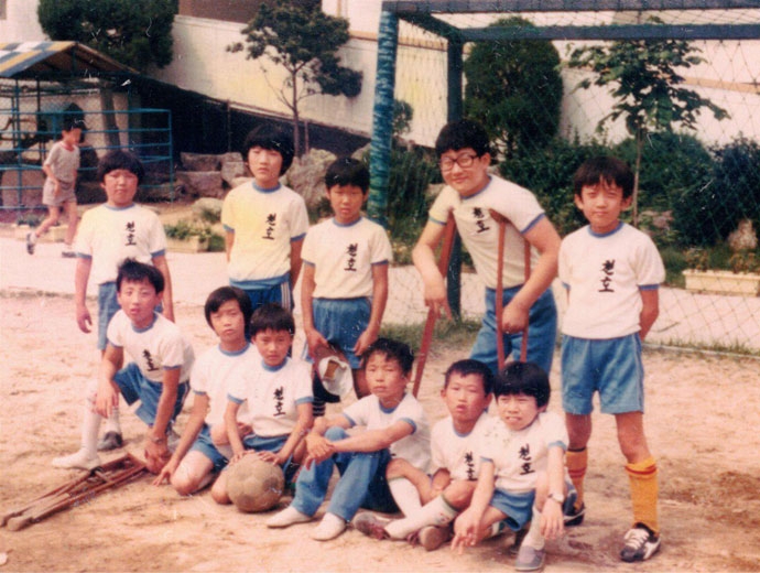 76년 태수는 또래 아이들보다 2년 늦게 학교에 입학했다. 또래들보다 덩치가 큰, 목발 짚은 사람이 정태수 열사. 사진 정태수열사추모사업회