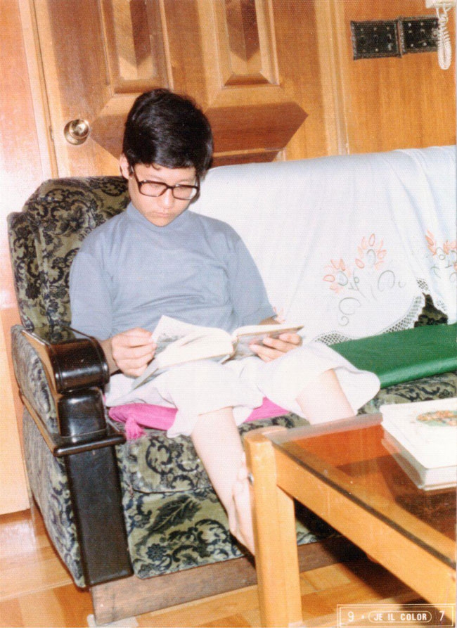 집에서 책을 읽는 어린 시절의 정태수 열사. 사진 정태수열사추모사업회