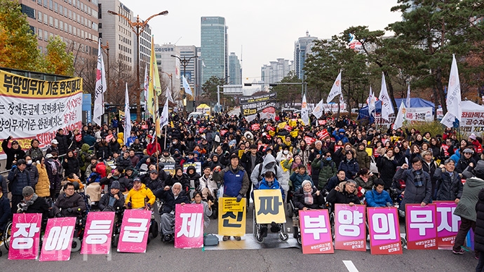 전국장애인차별철폐연대 등 500여 명의 장애인 활동가들은 세계장애인의 날인 3일 오후 3시 국회의사당역 2번 출구 앞에서 ‘2019년 세계장애인의 날 투쟁결의대회 및 장애인차별철폐 2020 총선연대 출범식’을 가졌다. 사진 박승원