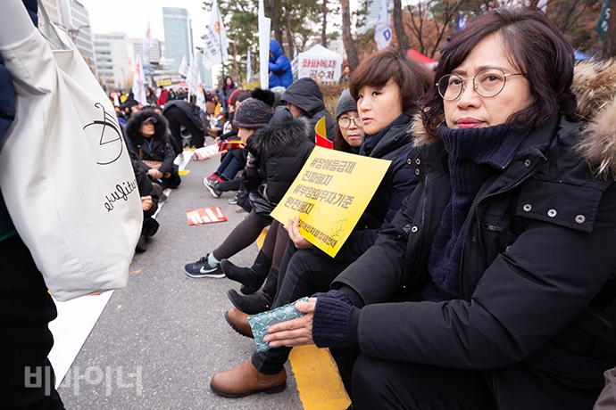 앞서 오후 2시에 전국장애인부모연대 출범 11주년 집중 결의대회가 있었다. 오른쪽부터 전국장애인부모연대 회원인 정 아무개 씨와 김 아무개 씨가 무대를 바라보고 있다. 이들을 비롯한 500여 장애인 활동가들은 핫팩 등으로 추위를 견뎌내며 끝까지 자리를 함께했다. 사진 박승원