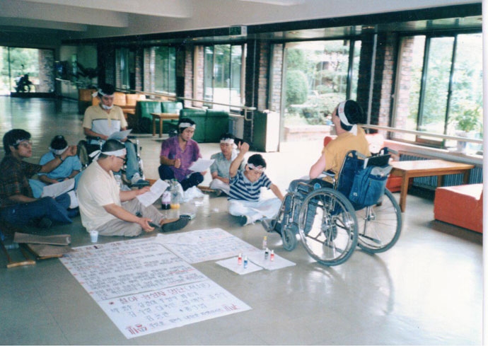 1989년, 서울장애인종합복지관이 동문회 ‘싹틈’ 소식지 내용을 문제 삼아 소식지를 압수해가자 정태수 열사를 비롯한 사람들이 복지관 로비를 점거하고 농성에 돌입했다. 사진 정태수열사추모사업회 