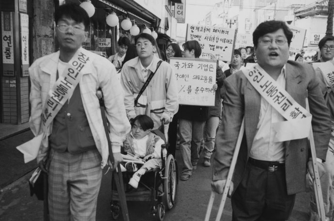 1996년 장애인고용촉진걷기대회에서 정태수 열사(오른쪽). 사진 정태수열사추모사업회