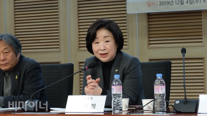 심상정 정의당 국회의원이 차별금지법 제정을 위한 토론회에 앞서 인사말을 하고 있다. 사진 이가연 심상정 정의당 국회의원이 차별금지법 제정을 위한 토론회에 앞서 인사말을 하고 있다. 사진 이가연