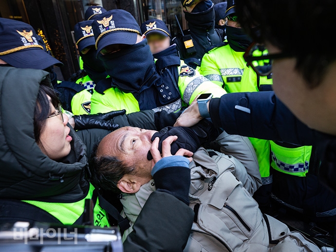 기초법바로세우기공동행동 등은 5일 낮 12시 30분, ‘제5차 포용복지포럼’이 열리는 광화문 포시즌스호텔에 박능후 복지부 장관과 김연명 청와대 사회수석에게 부양의무자 기준 완전 폐지를 촉구하는 서한문을 전달하러 갔다. 그 과정에서 경찰은 중증뇌병변장애인인 이규식 이음장애인자립생활센터 소장의 입을 틀어막고 목을 비틀었다. 사진 박승원
