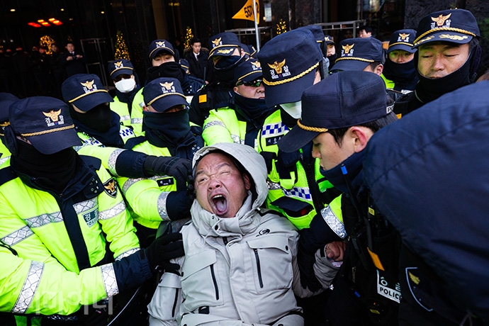 경찰들이 사방에서 이규식 이음장애인자립생활센터 소장의 휠체어와 팔을 붙잡으며 폭력적으로 제압하고 있다. 사진 박승원 경찰들이 사방에서 이규식 이음장애인자립생활센터 소장의 휠체어와 팔을 붙잡으며 폭력적으로 제압하고 있다. 사진 박승원