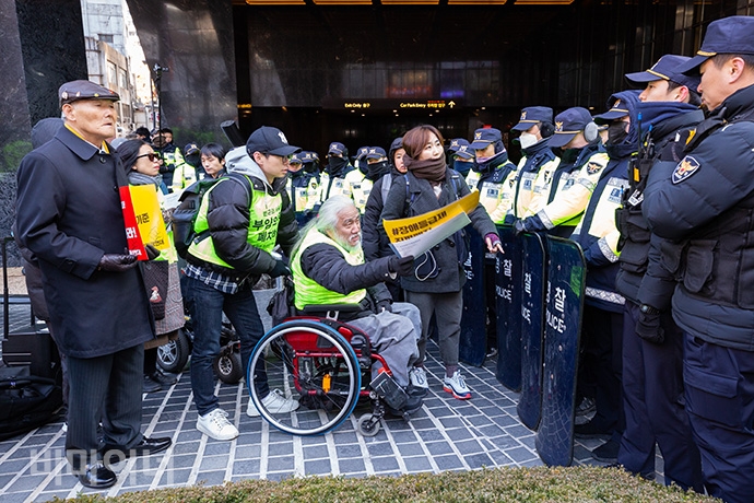 기초법바로세우기공동행동 등은 5일 낮 12시 30분, ‘제5차 포용복지포럼’이 열리는 광화문 포시즌스호텔에 박능후 복지부 장관과 김연명 청와대 사회수석에게 부양의무자 기준 완전 폐지를 촉구하는 서한문을 전달하려 했으나, 경찰 방패에 가로 막혔다. 사진 박승원