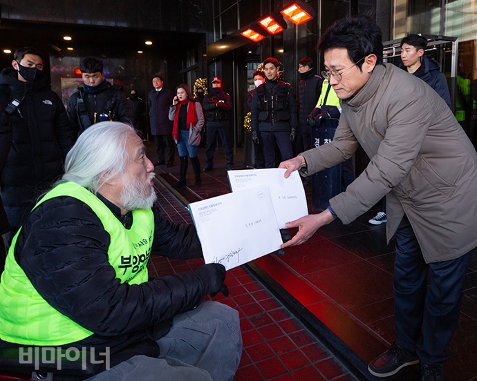 박능후 복지부 장관과 김연명 청와대 사회수석에게 ‘부양의무자기준 폐지’ 면담을 촉구하는 서한문을 박경석 전국장애인야학협의회 회장이 이용수 복지부 장애인정책과 사무관에게 전달하는 모습. 사진 박승원