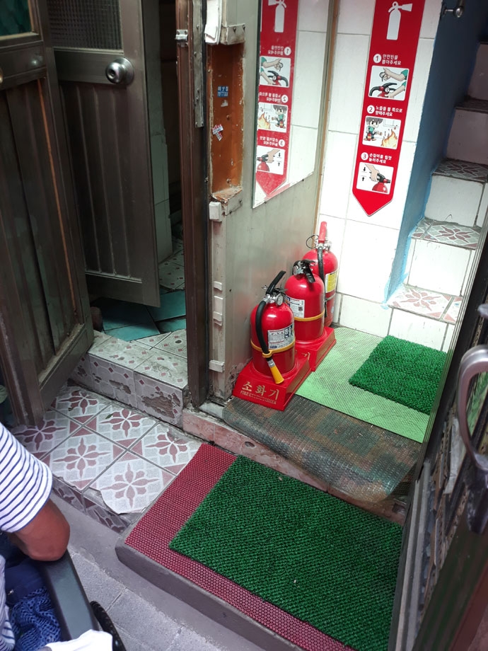 종로구 돈의동의 쪽방. 문턱과 계단이 있는 게 ‘보편적인’ 쪽방의 모습이다. 노숙인 임시주거비 25만 원으로 휠체어를 타고 살 만한 방을 구하기는 어렵다. 사진 종교계노숙인지원민관협력네트워크