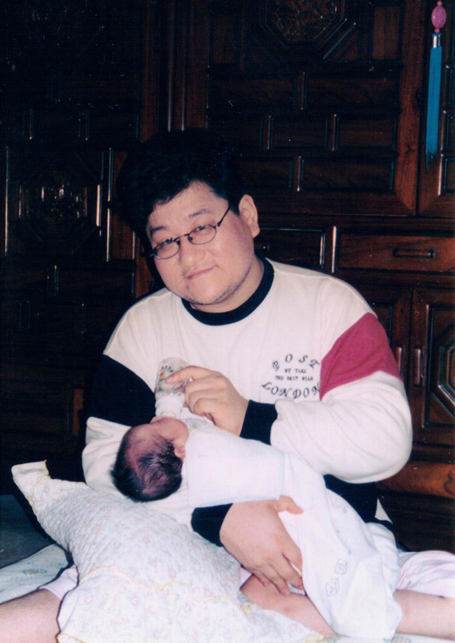 정태수 열사가 딸 세린이 우유를 먹이고 있다. 사진 정태수열사추모사업회