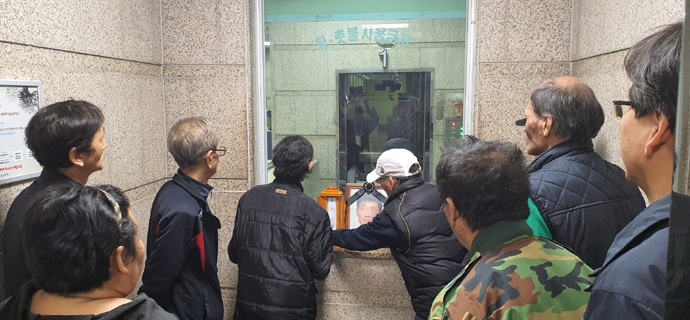 쪽방촌에서 살다 생을 마감한 저소득 시민 장례(서울시 공영장례)에 참석한 어머니와 쪽방촌 주민들