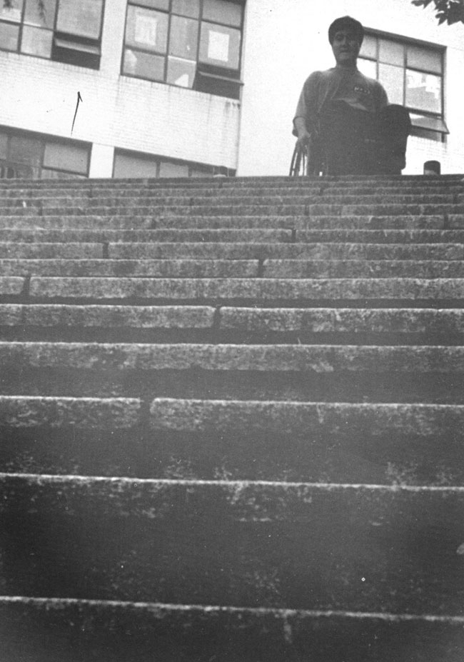 90년대 초중반, 정태수 열사가 장애인운동청년연합회에서 준비한 장애인사진전 ‘천국에는 계단이 없다’ 중 모델로 나선 박경석. 계단 끝에 휠체어를 탄 박경석이 있다. 사진 정태수열사추모사업회 