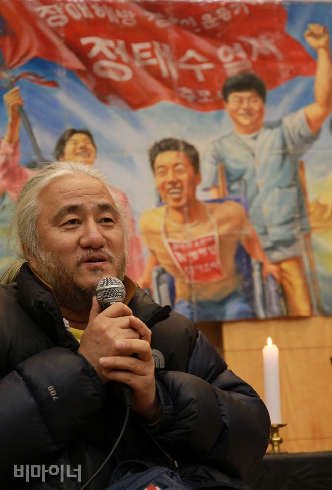 2012년 3월 1일, 서울장애인종합복지관에서 열린 정태수 열사 10주기 추모제에서 발언하고 있는 박경석 노들장애인야학 교장. 