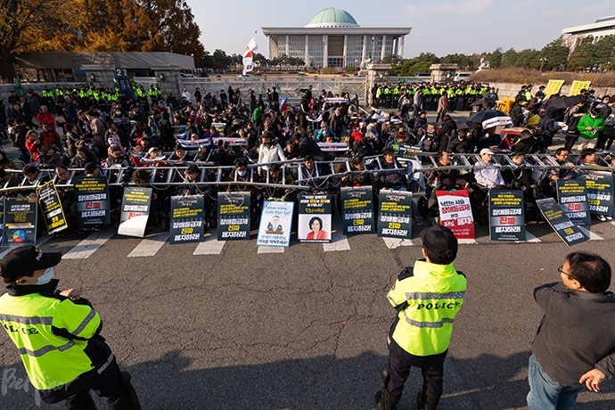 2018년 11월, 장애인 활동가들이 국회 앞에서 사다리와 쇠사슬을 매고 정문을 막아선 채 장애인복지예산 확대를 촉구하는 대규모 집회를 하고 있다. 사진 박승원