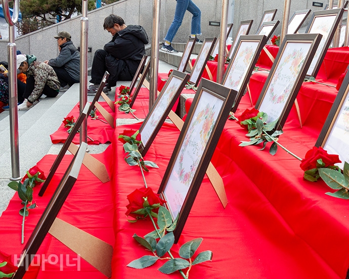 이 아무개 씨가 ‘홈리스 기억의 계단’ 옆에 앉아있다가 곤히 잠들었다. 그가 입은 검은 롱패딩은 찢어진 부분을 꿰매기 위해 바늘과 실 대신 호치키스와 철사 침으로 대신했다. 동료에 따르면 식당가가 많은 서울역 14번 출구 일대에서 술을 즐겨 마신다. 사진 박승원