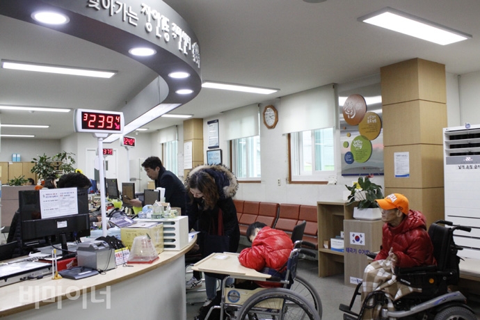 지난 2일 이규석 씨(주황색 모자)가 행정복지센터에서 전입신고를 하기 위해 대기하고 있는 모습. 사진 허현덕