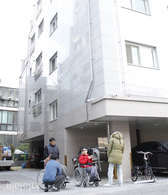 장안동 지원주택 입주자들이 활동지원사들과 바깥바람을 쐬고 있다. 사진 허현덕