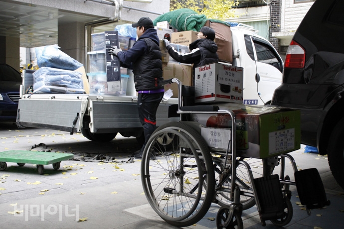 향유의집에서 장안동 지원주택으로 옮겨진 이삿짐을 옮기고 있는 모습. 사진 허현덕