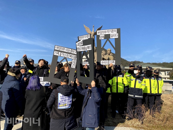 이날 주최 측은 기자회견을 마친 뒤, 청와대 사랑채 분수대 앞에 설치된 이른바 ‘정상 가족’을 뜻하는 가족 동상에 검은색 천을 씌우려 했지만 경찰과의 실랑이 끝에 저지됐다. 사진 이가연
