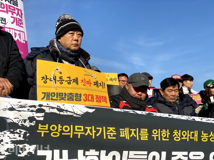 김영국 동자동 사랑방 주민과 활동가들이 기자회견에 참석하고 있다. 사진 이가연  