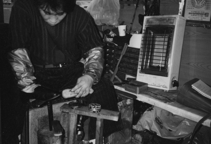 구두를 닦는 한 사람의 모습. 사진 정태수열사추모사업회