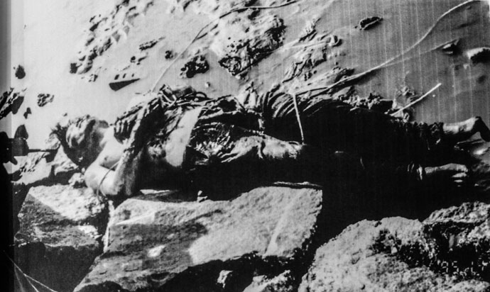 실종 사흘 후, 온몸에 밧줄이 묶이고 피멍이 든 채 인천 아암도 앞바다에서 발견된 이덕인 열사의 모습. 당시 이덕인 열사가 입고 있던 흑갈색 골덴 바지는 박흥수 열사의 바지라는 설도 있다. 사진 최인기 실종 사흘 후, 온몸에 밧줄이 묶이고 피멍이 든 채 인천 아암도 앞바다에서 발견된 이덕인 열사의 모습. 당시 이덕인 열사가 입고 있던 흑갈색 골덴 바지는 박흥수 열사의 바지라는 설도 있다. 사진 최인기