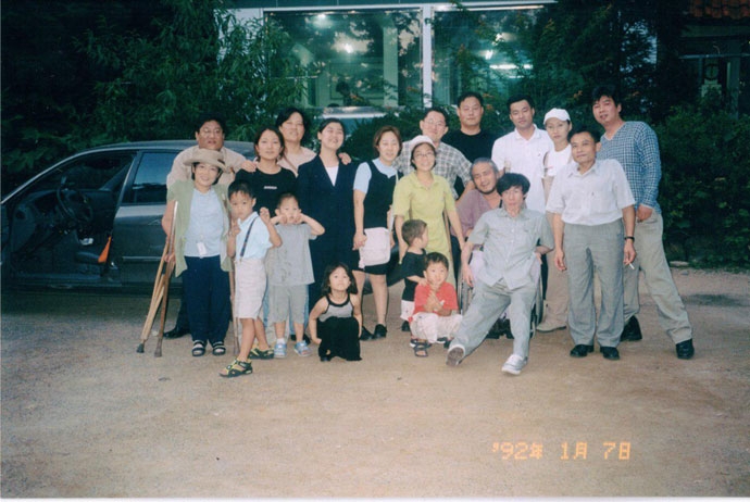 2001년, 서울장애인종합복지관 동문회 ‘싹틈’ 동문들과 그 가족들이 박흥수 열사 묘소에 다녀오는 길에 식사 후 찍은 단체 사진. 사진 날짜 설정이 잘못되어 92년이라고 되어 있다. 사진 정태수열사추모사업회