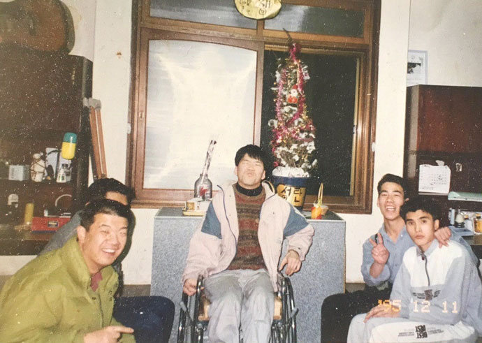 명휘원 시절 우동민 열사(가운데). 사진제공 권순자(우동민 열사 어머니) 명휘원 시절 우동민 열사(가운데). 사진제공 권순자(우동민 열사 어머니)