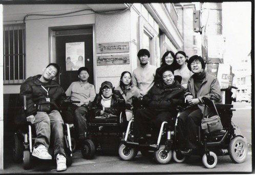 2006년경, 성북장애인자립생활센터 사람들과 함께. 왼쪽에서 두 번째가 우동민 열사. 사진 이원교 