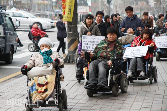 2010년 12월 2일에 열린 장애인활동지원법 권리 쟁취 전국 결의대회에 참석한 우동민 열사. 