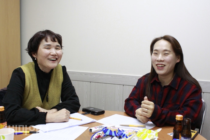 대구시립희망원 산하 장애인거주시설 시민마을에 거주하는 무연고 중증·중복 발달장애인 9인의 자립지원 시범사업을 과정을 함께한 이선희 다릿돌IL센터 희망원탈시설지원시범사업팀장(왼쪽), 김해정 대구사람IL센터 발달장애인지원팀장(오른쪽)을 지난 18일, 대구사람IL센터에서 만났다. 사진 허현덕