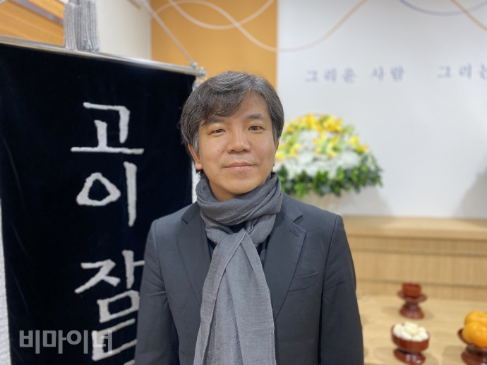 지난 24일, 서울시립승화원에서 무연고 사망자의 장례를 지원하는 박진옥 나눔과나눔 상임이사를 만나 인터뷰했다. 사진의 배경은 서울시 공영장례 ‘그리다’가 시작되면서 마련된 전용 빈소. 사진 이가연