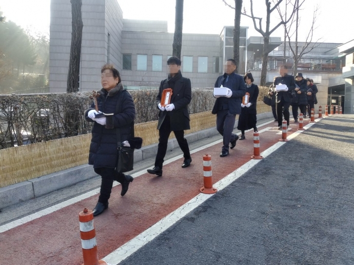 무연고 사망자 장례식에 참석한 사람들이 유골함과 위패를 들고 유택동산으로 향하고 있다. 사진제공 나눔과나눔